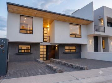 Casa · 293m² · 3 Recámaras · 3 Estacionamientos · Casa en Juriquilla