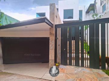 Casa · 384m² · 4 Recámaras · 2 Estacionamientos · Casa en Venta en Porta Fontana de 4 Recámaras