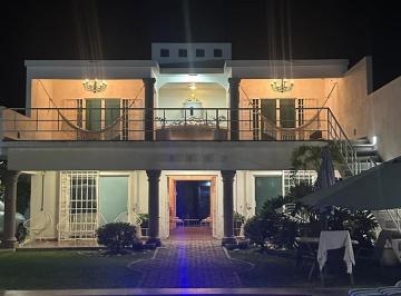 Casa · 220m² · 4 Recámaras · 6 Estacionamientos · Casa en Venta en Tlayacapan Pueblo Magico