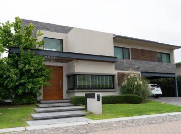 Casa en condominio · 570m² · 5 Recámaras · 5 Estacionamientos · Venta de Casa con Rec en Pb en El Campanario en Querétaro