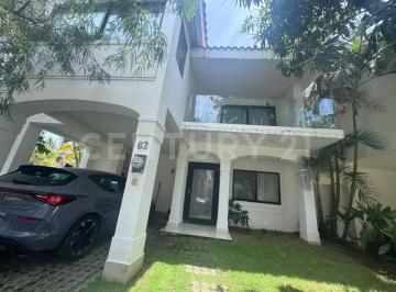 Casa · 278m² · 4 Recámaras · 2 Estacionamientos · Casa de 3 Niveles en Venta, Boca del Río