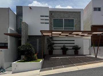 Casa en condominio · 226m² · 4 Recámaras · 3 Estacionamientos · Casa con Habitación Planta Baja en Lomas de Juriquilla. - (4)