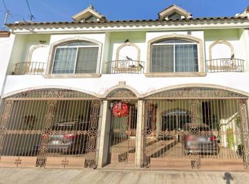 Casa · 436m² · 3 Recámaras · 2 Estacionamientos · Casa en Venta en Villa Universidad