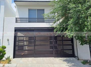 Casa · 210m² · 3 Recámaras · 2 Estacionamientos · Casa en Renta en Cumbres San Patricio