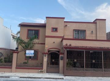Casa · 224m² · 4 Recámaras · 2 Estacionamientos · Casa en Renta Escobedo