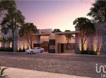 Casa en condominio de 3 habitaciones, Mérida · Renta Casa de 3 Habit Sin Muebles con Alberca y Jardin en Privada en Temozon Norte Merida