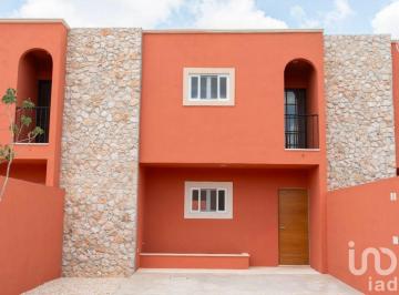 Casa · 147m² · 2 Recámaras · 2 Estacionamientos · Townhouse en Venta en Temozón, Mérida, Yucatán.