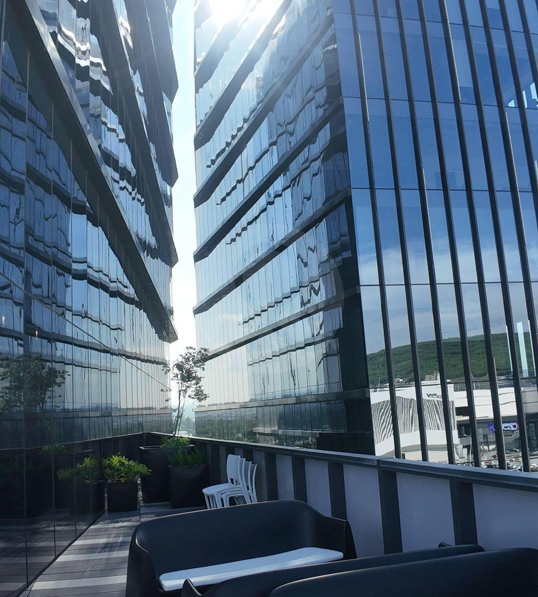 Level Building: Office for Rent in Jurica