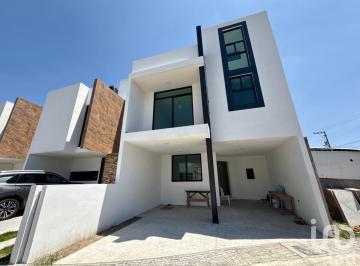 Casa · 184m² · 3 Recámaras · 2 Estacionamientos · Casa en Venta en Tlaxcala Centro