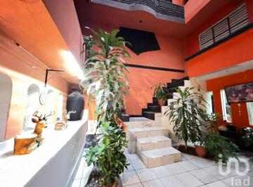 Casa · 313m² · 6 Recámaras · 2 Estacionamientos · Casa en Venta Cerca del Tecnológico de Morelia con Oficina y Suite Principal