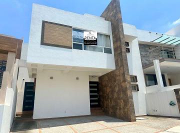 Casa · 170m² · 3 Recámaras · 2 Estacionamientos · Renta Casa Amplia Zibata Cuarto Servicio Privada Seguridad Cerca Universidad Anahuac Heb Colegios