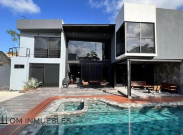 Casa · 450m² · 4 Recámaras · 3 Estacionamientos · House For Sale in Villa Magna Cancun | 4 Bedrooms, Private Pool & 600 m² Lot