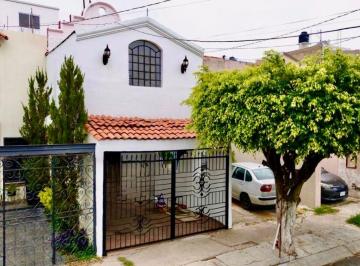 Casa de 3 habitaciones, Zapopan · Casa en Venta en Lomas de Zapopan