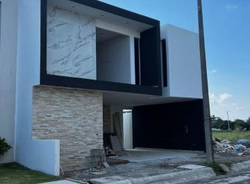Casa de 3 habitaciones, Alvarado · Venta de Casa con Cuarto de Servicio y Alberca en Riviera Veracruzana