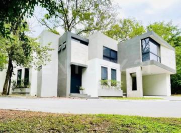 Casa · 342m² · Casa en Renta en La Noria Carretera Nacional.