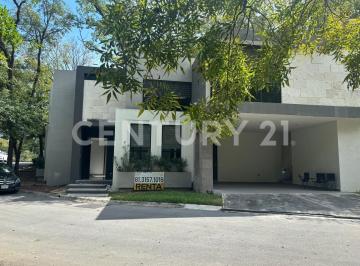 Casa · 342m² · 3 Recámaras · 2 Estacionamientos · Casa Renta en La Noria Carretera Nacional.