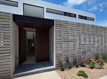 Casa · 175m² · 3 Recámaras · Casa en Venta en Zibatá de Tres Recámaras y Sala de Tv en Privada con Alberca