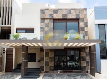 Casa · 414m² · 3 Estacionamientos · Casa - Fraccionamiento Vía Cumbres