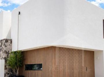 Casa · 260m² · 3 Recámaras · 3 Estacionamientos · Casa en Renta de Tres Recámaras en Zibatá