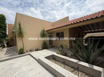 Casa · 631m² · 4 Recámaras · 9 Estacionamientos · Casa en Venta en Juriquilla