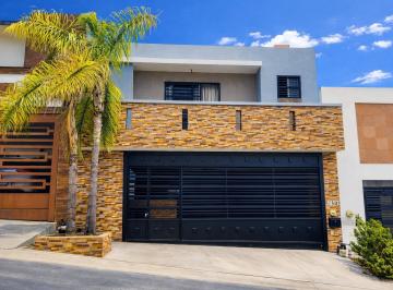 Casa · 210m² · 3 Recámaras · 2 Estacionamientos · Casa en Venta en Las Lomas Sector Quetzales (Cumbres)