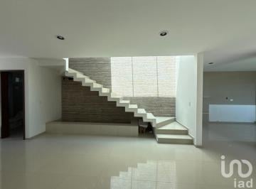 Casa · 194m² · 3 Recámaras · 3 Estacionamientos · Casa en Santiago Momoxpan a Minutos del Centro de Cholula