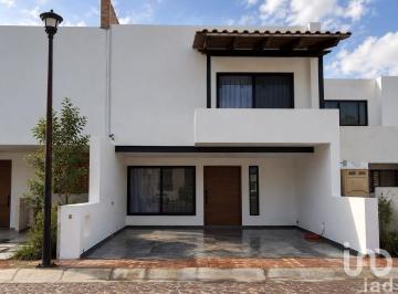 Casa · 220m² · 4 Recámaras · Casa en Venta en Queretaro en Corregidora en Pedregal de Schoenstant
