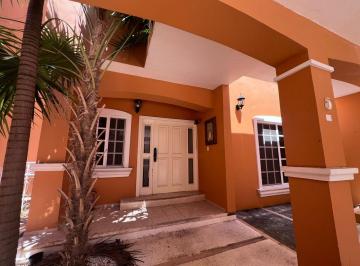 Casa · 296m² · 4 Recámaras · 2 Estacionamientos · Se Vende Casa Dentro de Residencial en Sm17, Cancun