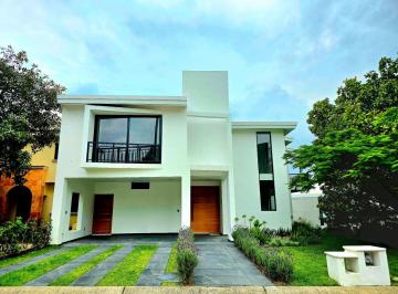 Casa de 4 habitaciones, Zapopan · Casa en Venta en Bugambilias