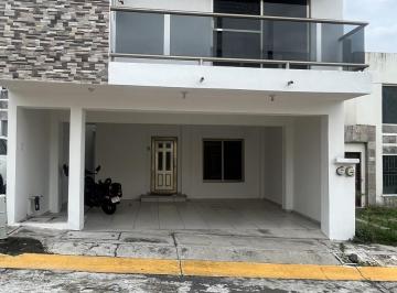 Casa · 86m² · 4 Recámaras · 2 Estacionamientos · Casa en Renta con Alberca en Fracc. Banús, Alvarado Veracruz.