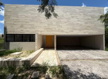 Casa en condominio · 450m² · 3 Recámaras · 3 Estacionamientos · Venta Casa de 3 Recamaras Amplio Jardin y Alberca en Paseo de Jaguar en Yucatan Country Club