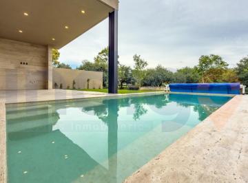 Alberca · Casa en Venta en Altozano en Condominio Río
