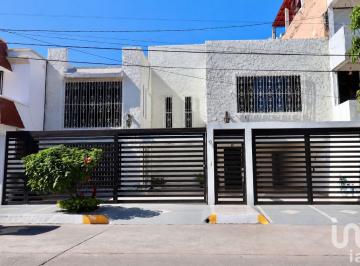 Casa · 316m² · 4 Recámaras · 3 Estacionamientos · Casa en Venta en El Fraccionamiento El Dorado Zona Dorada Mazatlan