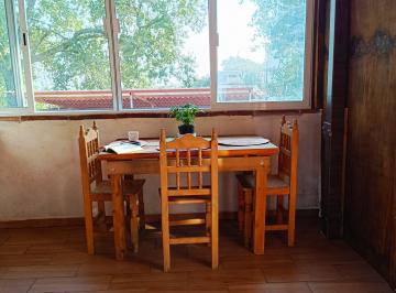 comedor con ventanal · Hermoso Departamento Independiente Entre Árboles