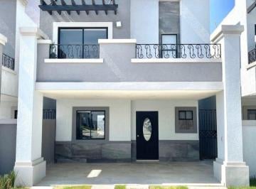 Casa · 132m² · 3 Recámaras · 2 Estacionamientos · Casa en Venta en Señeros Residencial - (4)