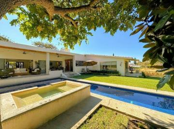 Casa · 460m² · 4 Recámaras · 2 Estacionamientos · Casa en Venta de Una Planta, Dentro del Campo de Golf, Lomas de Cocoyoc, Morelos