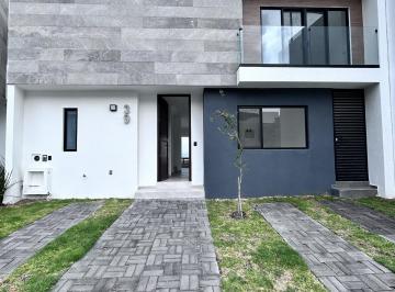 Casa · 278m² · 2 Estacionamientos · Casa en Venta con Terreno Excedente Entrecielos, Zibatá, Querétaro