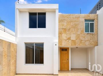 Casa · 217m² · 3 Recámaras · 1 Estacionamiento · “renta Casa de 3 Recámaras Muy Cerca de Plaza Victoria – Conectividad y Confort en Querétaro”
