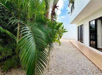 Casa de 4 habitaciones, Benito Juárez · Casa con Influencia Mediterraneo Contemporaneo en Zona Altamente Solicitada