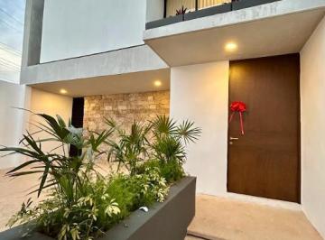 Casa en condominio · 165m² · 3 Recámaras · 2 Estacionamientos · Casa en Venta de 3 Recamaras con Jardin y Amenidades en Privada en Gran San Pedro Cholul