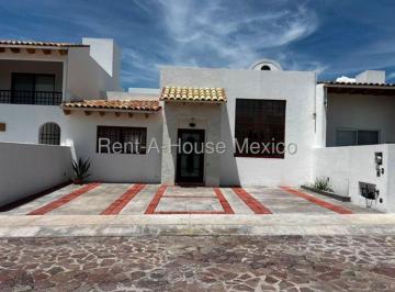 Casa de 3 habitaciones, Tequisquiapan · Venta de Casa en Privada con Amenidades en Tequisquiapan 3 Recamaras 4 Baños 2 Autos
