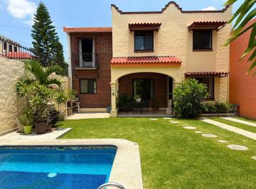 Casa · 170m² · 4 Recámaras · 2 Estacionamientos · Casa en Cuernavaca con Alberca y Jardín Privados en Venta