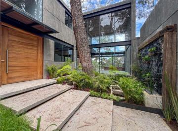 Casa de 5 habitaciones, Valle de Bravo · Casa en Venta a Estrenar|vista Al Bosque en Avandaro|valle de Bravo