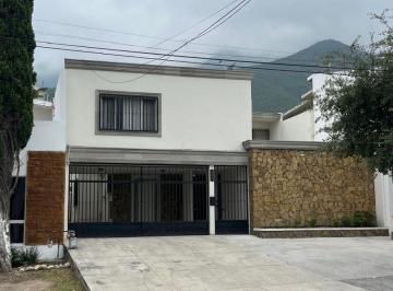 Casa de 4 habitaciones, Monterrey · ¡Residencia en Venta en Cumbres 2.º Sector! Recámara en Planta Baja y Amplio Estacionamiento!