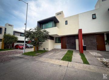 f71fd0cd588ea7bbda93aff04af2da70a90beb07e2f50747f2279ce8339481e7 · Casa en Venta en Zapopan | Espacio del Valle, Coto Salerno, 3 Recámaras