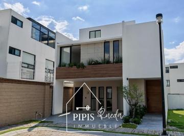 Casa en condominio · 261m² · 3 Recámaras · 2 Estacionamientos · Casa Nueva en Venta en Lomas de Angelopolis + Amplio Jardin + Roof + Opcion 4 Rec + Cuarto de Servic