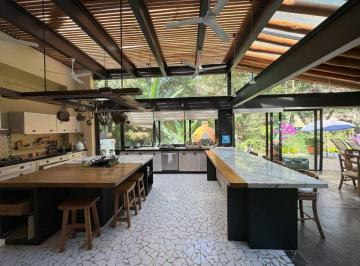 Casa en condominio de 5 habitaciones, Valle de Bravo · Casa en Venta en Avandaro