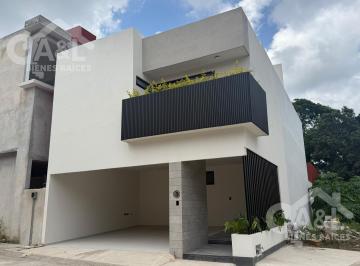 Casa · 242m² · 3 Recámaras · 2 Estacionamientos · Hermosa Casa en Venta en La Finca de Las Cumbres