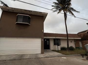 Casa · 453m² · 5 Recámaras · 2 Estacionamientos · Residencia de Lujo en Venta, Col. Petrolera Chairel Tampico.