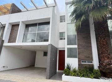 Casa · 220m² · 3 Recámaras · 2 Estacionamientos · Casa 3 Recámaras con Opción a 4. Fraccionamiento Cerrado.